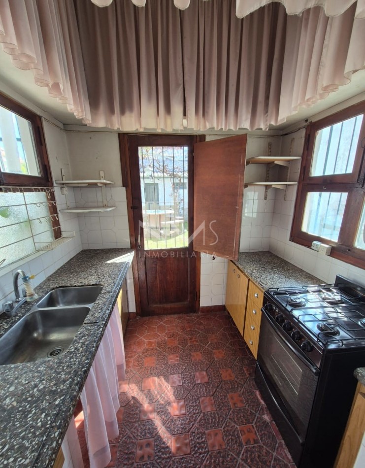 VENTA DE CASA EN ESQUINA, ALTURA ESPAÑA AL 2.000 (Pasaje paralelo)