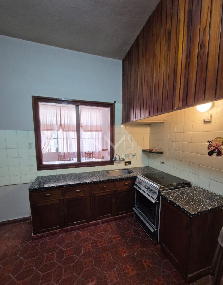 VENTA DE CASA EN ESQUINA, ALTURA ESPAÑA AL 2.000 (Pasaje paralelo)