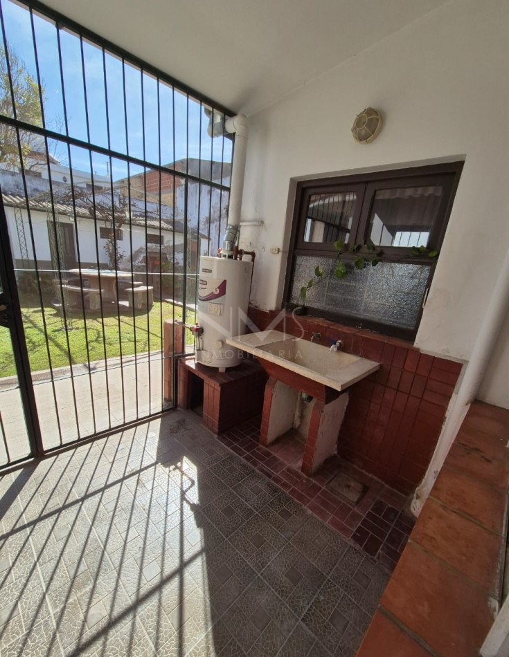 VENTA DE CASA EN ESQUINA, ALTURA ESPAÑA AL 2.000 (Pasaje paralelo)