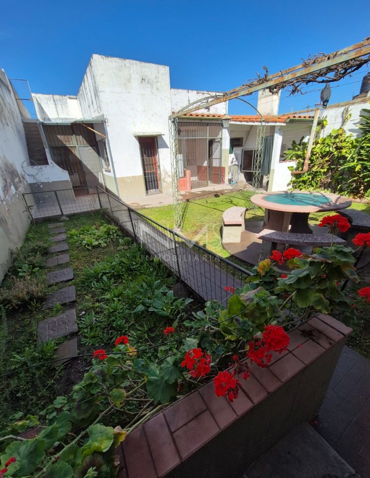 VENTA DE CASA EN ESQUINA, ALTURA ESPAÑA AL 2.000 (Pasaje paralelo)