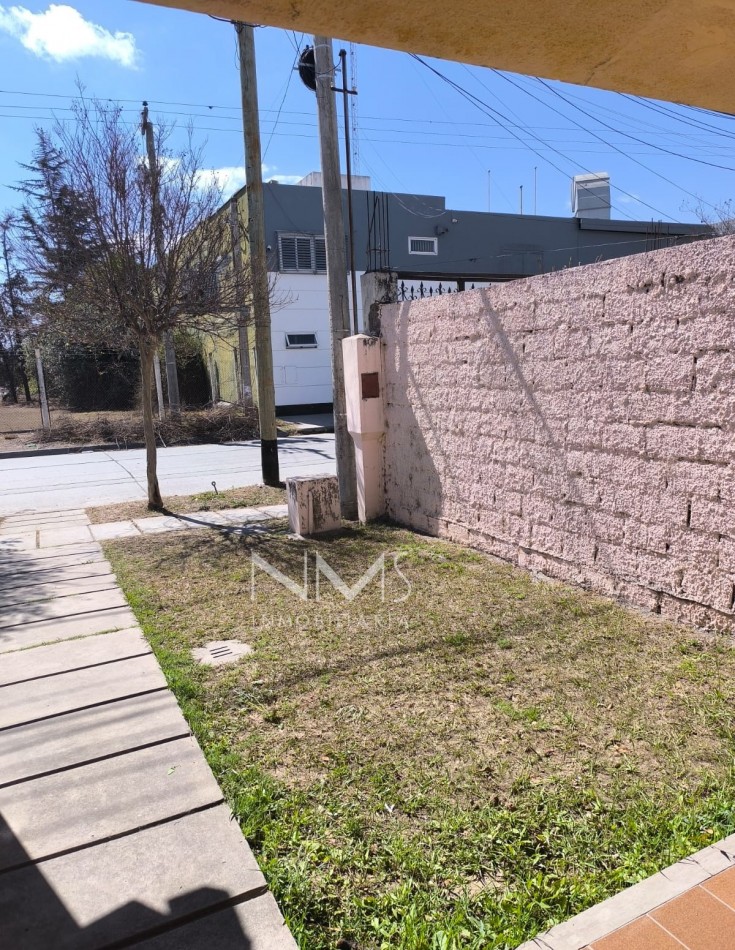 ALQUILER CASA 3 DORM. Y DEPENDENCIAS - B° EL PERIODISTA (Zona Sur)