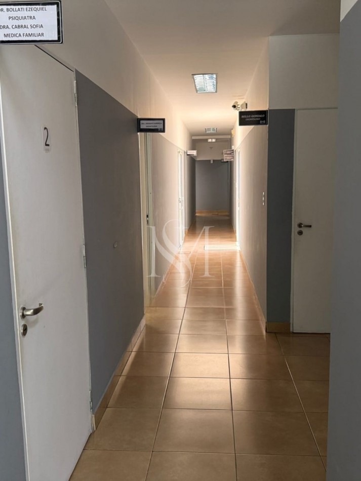 EDIFICIO CON CONSULTORIOS 