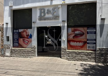 EDIFICIO CON CONSULTORIOS 